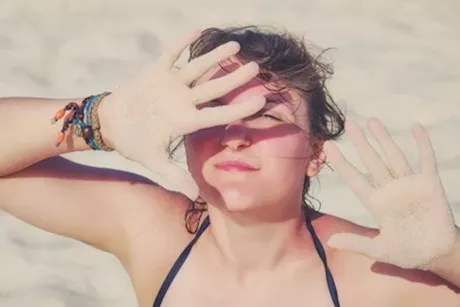 أشعة الشمس وقت الذروة خطيرة- 5 أضرار قد تصيبك بها