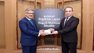 المسلماني يهدي سفير باكستان مجموعة أم كلثوم 