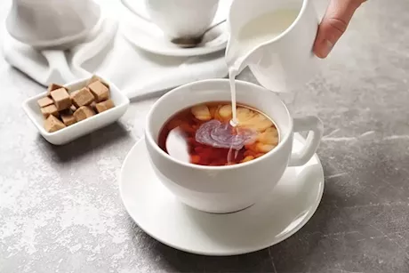 هل يفقد الحليب فائدته عند إضافته للشاي؟- خبيرة تغذية تجيب