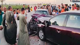 مصرع شاب وإصابة طفل وسيدة في تصادم سيارتين بسوهاج (صور)