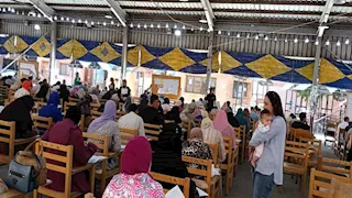 موقف إنساني.. دكتورة جامعية تحمل رضيعة طالبة أثناء أدائها الامتحان