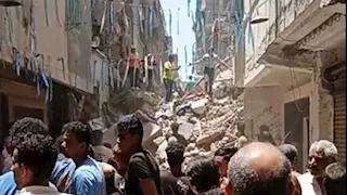 فرق الإنقاذ تواصل رفع أنقاض العقارين المنهارين والبحث عن ناجين في حدائق القبة