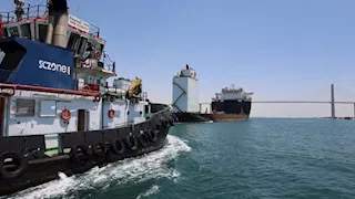 قناة السويس تتعامل مع عطل مفاجئ بسفينة دون تأثر حركة الملاحة