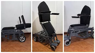 طلاب يصممون كرسي ذكي لمساعدة ذوي الإعاقة الحركية على الوقوف