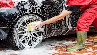 للحفاظ على طلاء السيارة.. الطريقة الصحيحة للتخلص من بقايا الحشرات 