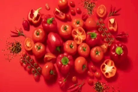 5 أطعمة حمراء  تحميك من أمراض القلب.. احرص عليها 