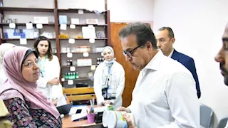 جولة مفاجئة.. وزير الصحة يتفقد المركز الصحي الحضري بصقر قريش