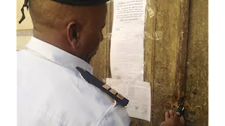 لجنة المنشآت الآيلة للسقوط تخلي مبنى إداريا بالأقصر حفاظا على الأرواح