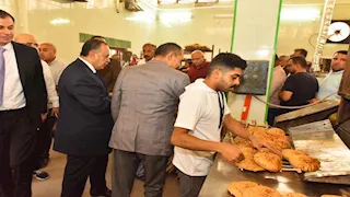 بعد توقفه لسنوات.. محافظ أسيوط يفتتح مخبز الثورة بالأربعين - صور