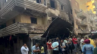 "انفجار أنبوبة غاز السبب".. النيابة تحقق في حريق سوق فيصل