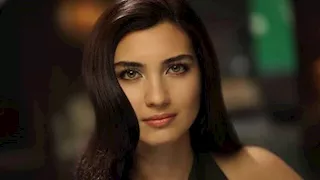 بفستان جريء وشفاف.. إطلالة لافتة للممثلة التركية توبا 