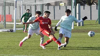 مدافع ليفربول يكشف "لمصراوي" الفارق بين اللاعب المصري والإنجليزي