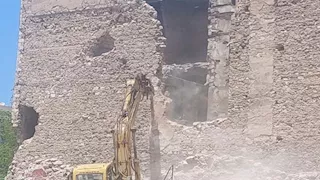 لخطورته الداهمة.. إزالة عقار آيل للسقوط في الإسكندرية -صور