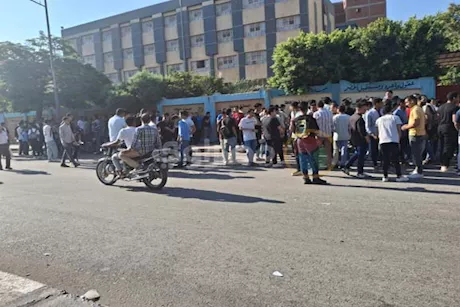 تفتيش إلكتروني.. 28 ألف طالب يؤدون امتحان اللغة العربية بأسيوط 