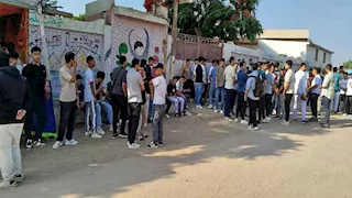 من القرية إلى لجنة الثانوية.. قصة معاناة طالب بين زحام المواصلات وتوتر الامتحانات