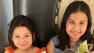 بالورود.. "كارمن وكندة" تنتظران خروج شقيقتهما الكبرى من لجنة الامتحان