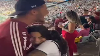 مشجعة تفاجئ زوجها بـ"حملها" في مدرجات مباراة فلومينينسي بالمونديال ( فيديو)