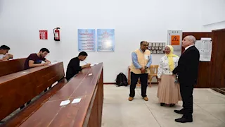 رئيس جامعة قناة السويس يتابع امتحانات طب الأسنان ويشيد بالتزام الطلاب 