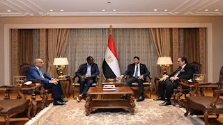 "كواليس نقل المقر".. وزير الرياضة يلتقي الأمين العام لـ كاف