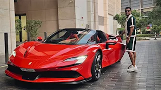 محمد سامي ينشر صورة بجوار سيارة فارهة ويعلق: "الأحلام لا تحدث إلا إذا فعلت"