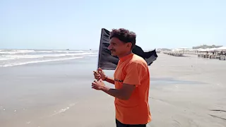  إشارة تحذيرية.. رفع الرايات السوداء على شاطئ بورسعيد -صور