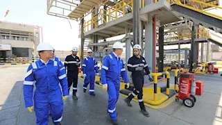 وكيل وزارة البترول يجري جولة ميدانية لمتابعة منظومة الشحن والتوزيع البترولي في السويس