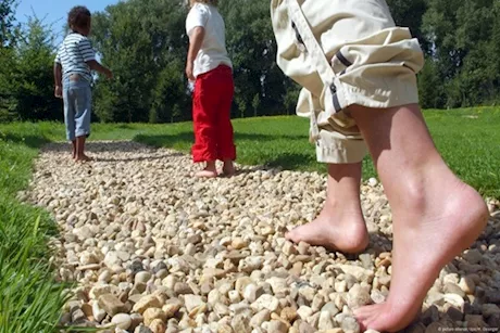 ماذا يحدث لجسمك عند المشي حافيًا على الحصى؟