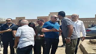 بالصور.. تامر عبدالمنعم وشقيقه يستقبلان عزاء والدهما بمدافن الأسرة