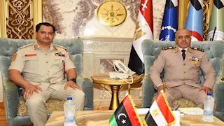 رئيس أركان القوات المسلحة يلتقي نظيره الليبي لبحث التعاون العسكري والأمني