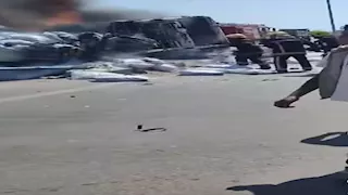 مصرع سائق وتفحم سيارته في تصادم مروع بالإسكندرية (صور)