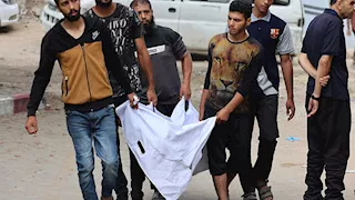 بعد انتظاره أيامًا للحصول على الطعام.. سقوط مسن فلسطيني وأنباء عن وفاته- فيديو