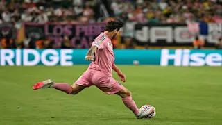 عجوز تطلب الزواج من ميسي (صورة)