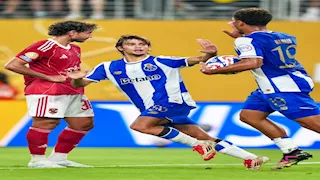 "بعد التعادل مع الأهلي وتوديع المونديال".. اعتداء جماهير بورتو على اللاعبين (فيديو)