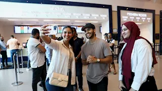 بالصور| مينا مسعود يشاهد "في عز الضهر" مع الجمهور بالقاهرة