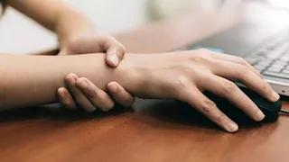 "ارتعاش اليد المفاجئ" مؤشر خطير لـ 6 مشكلات خفية 