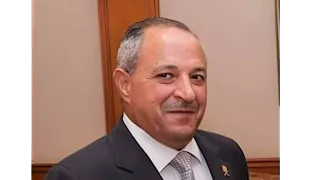 "أنتم أولادي".. محافظ بورسعيد يوزع حقائب مدرسية على تلاميذ المدارس