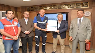 تكريم مسعف وسائق أعادا 53 ألف جنيه عثرا عليها بسيارة الإسعاف بأسيوط 