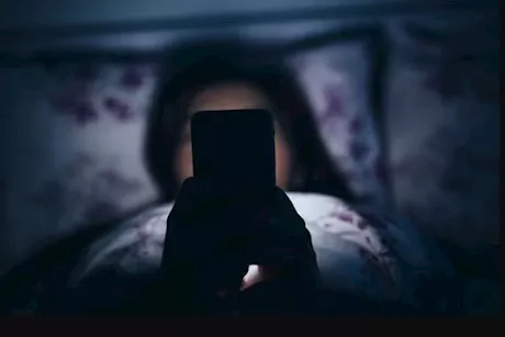 ماذا يحدث لجسمك عند استخدام الموبايل قبل النوم؟ "فيديوجرافيك"