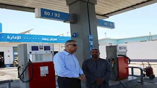 محافظ أسوان يتفقد محطة وقود ويطمئن على منظومة العمل بها - صور