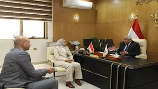 محافظ الوادي الجديد يتابع إجراءات رقمنة الخدمات الحكومية الجماهيرية