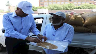 محافظ أسوان يتفقد مطحن ناصر بكوم أمبو: إنتاج 250 طن دقيق يوميًا