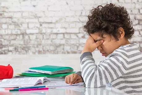 في 9 خطوات- طبيب يكشف علاج ضعف الحفظ عند الأطفال