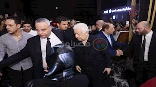 بالصور- مرتضى منصور يصل عزاء والد تامر عبد المنعم