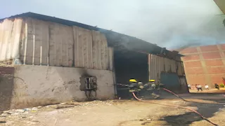 حريق في مخزن كرتون بجوار مدرسة بالهرم