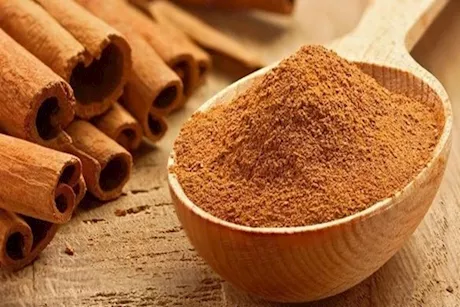 بالرغم من فوائدها- طبيبة تحذر من تناول القرفة مع أدوية السيولة