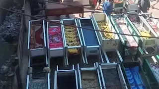 "صبايا العنب" في 18 نعشًا.. أهالي كفر السنابسة يودعون ضحايا حادث الطريق الإقليمي