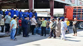 محافظ الدقهلية يكتشف واقعة تلاعب أوزان أنابيب في محطة تعبئة بسنديلة