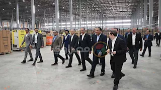رئيس الوزراء يتفقد أكبر مستودع لوجستي لشركة "جوميا" في مصر