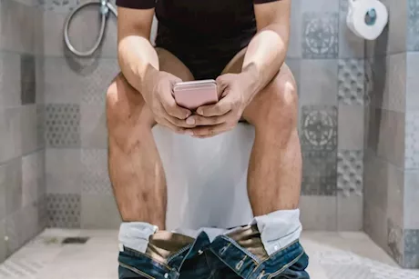 لهذه الأسباب - احذر من استخدام الهاتف في الحمام