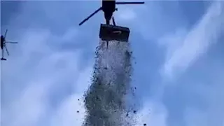 تنفيذًا لآخر أمنية لرجل توفي.. سماء ديترويت الأمريكية تمطر أموالًا (فيديو)